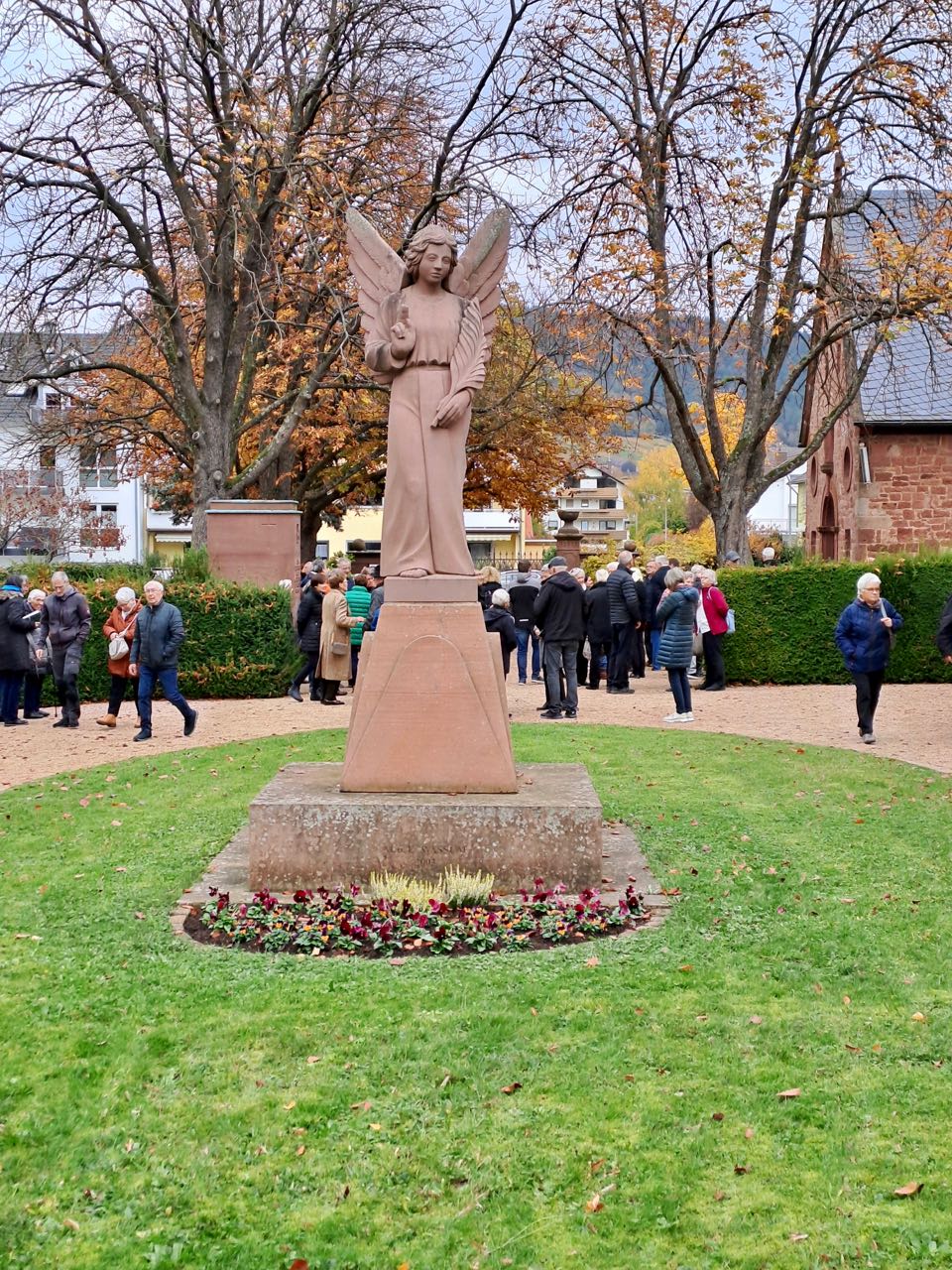 Engelstatue auf dem Hauptfriedhof Engelstatue auf Wiese