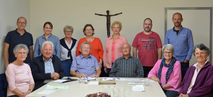 Sitzend von links: Margarete Schmalbach, Kirchenpfleger Willibald Schmalbach, Vorsitzender Michael Schmitt, Pfarrer i.R. Albrecht Kleinhenz, Rita Bucher-Hock, Juliane Reichert Stehend von links: Martin Scharbert, Catharina Weiß, Barbara Rothenbücher, Ursula Grän, Ilona Gerling, 2. Vorsitzender Thomas Sturm, Schriftführer Christoph Reichert Es fehlt: Stefanie Kirchgäßner