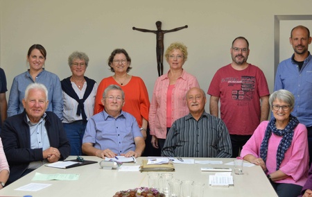 Sitzend von links: Margarete Schmalbach, Kirchenpfleger Willibald Schmalbach, Vorsitzender Michael Schmitt, Pfarrer i.R. Albrecht Kleinhenz, Rita Bucher-Hock, Juliane Reichert Stehend von links: Martin Scharbert, Catharina Weiß, Barbara Rothenbücher, Ursula Grän, Ilona Gerling, 2. Vorsitzender Thomas Sturm, Schriftführer Christoph Reichert Es fehlt: Stefanie Kirchgäßner